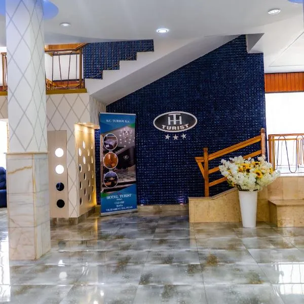Hotel Turist，位于Fieni的酒店