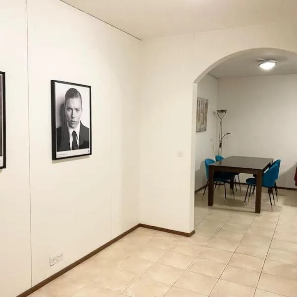 PIHLAJISTO 1 - Newly renovated Spacious 4-bedroom condo with patio, free parking，位于赫尔辛基的酒店