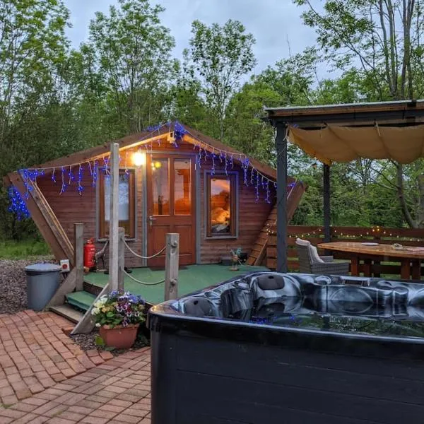 Wooden tiny house Glamping cabin with hot tub 1，位于Tuxford的酒店