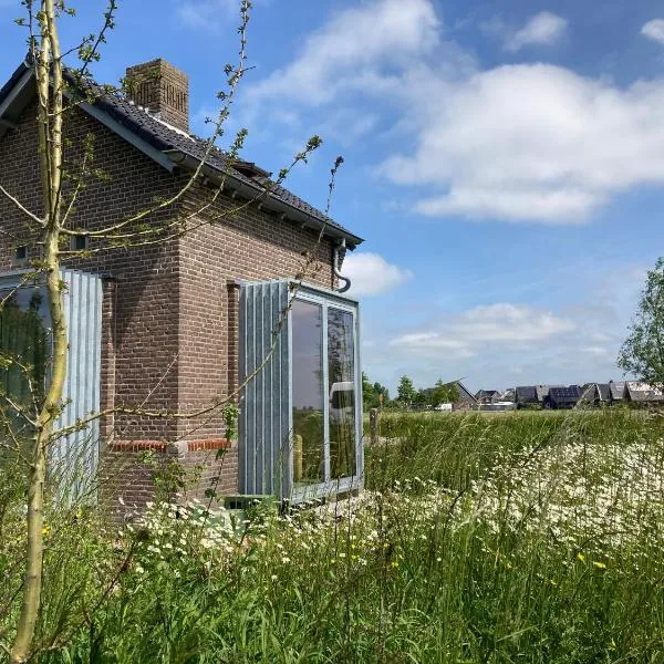 Tiny house Van hoogspanning naar ontspanning，位于Wirdum的酒店