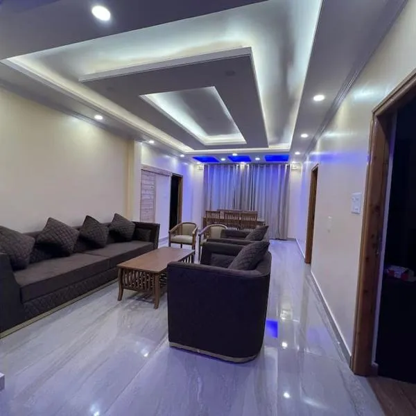 Superb Luxury Three Bed Apartment，位于西姆拉的酒店