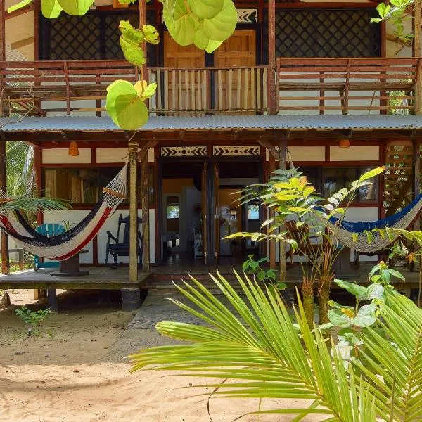 Arrecife Punta Uva - Hospedaje, bar y restaurante - Frente al mar，位于蓬塔乌巴的酒店