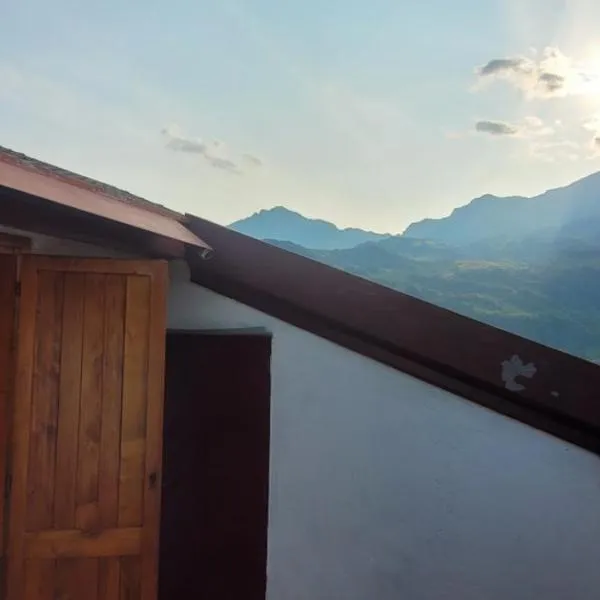 Spacious mountain view attic apartment，位于巴尔齐奥的酒店