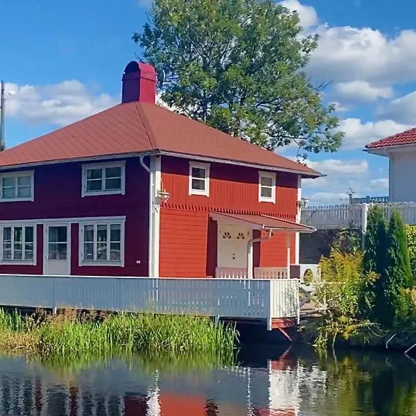 Lovely Waterfront Cottage near Karlshamn，位于Svängsta的酒店