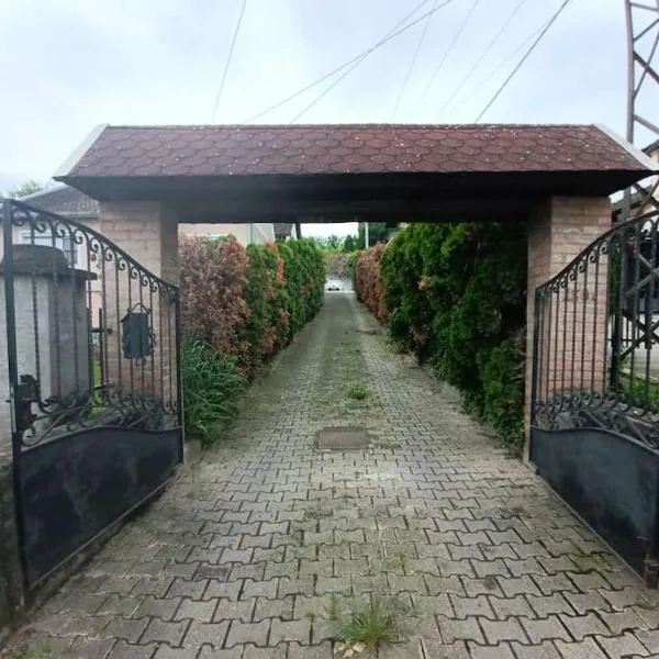 Apartman u potkrovlju，位于斯雷姆斯基卡尔洛夫奇的酒店