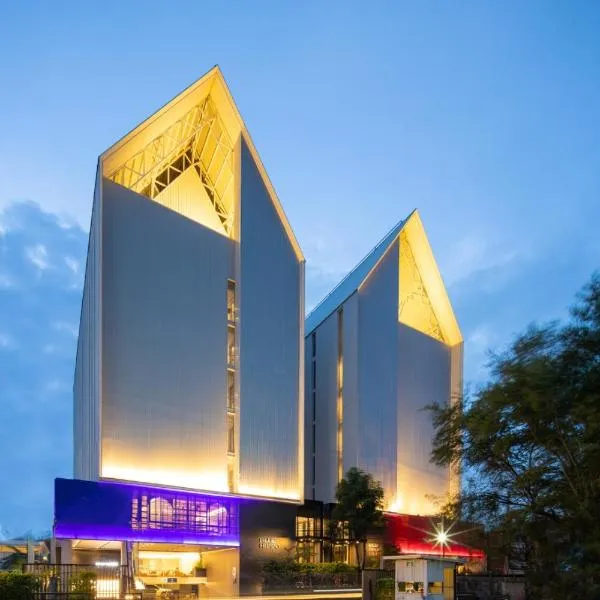 Blue Hippo Hotel，位于Ban Khlong Samrong的酒店