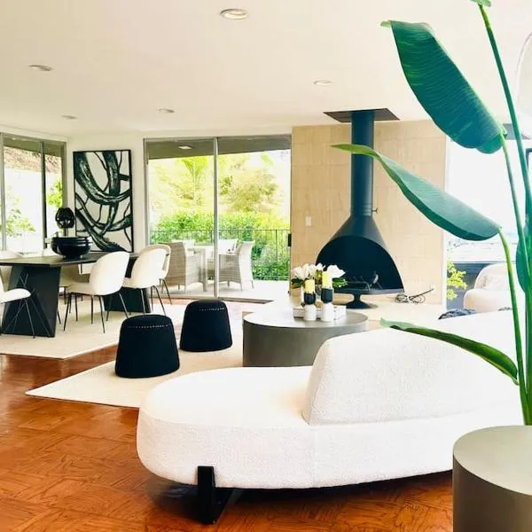 Urban Oasis: Stylish Mid-Century Home in Weho，位于Raymer的酒店