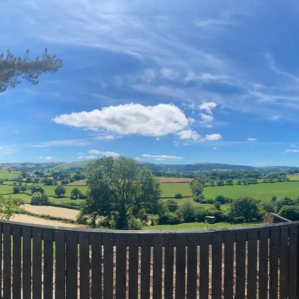 3 bedroom cottage with hot tub and stunning views，位于Llanfair Talhaiarn的酒店