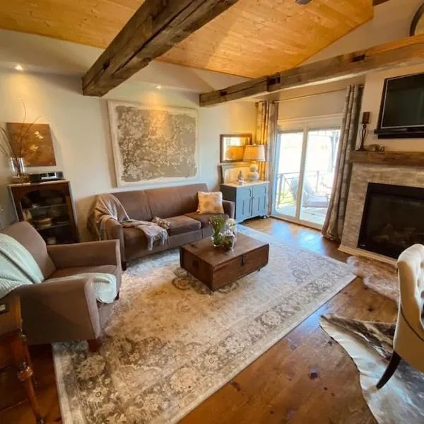 Gather-on-Trent, Your Private Waterfront Luxury Resort in Trent Hills，位于Campbellford的酒店