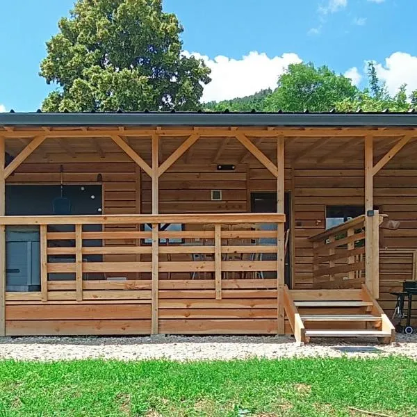 Mobil-home isolé avec jacuzzi - la Cubanière，位于Cublize的酒店