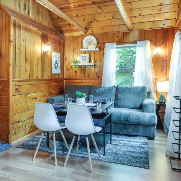 Fire Pit, Deck & Grill: Cozy Twain Harte Cabin!，位于Twain Harte的酒店