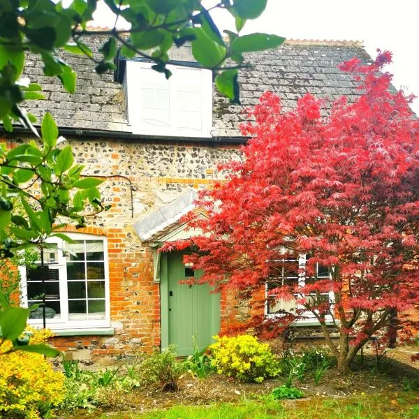Historic, traditional & Spacious Wiltshire Cottage，位于Fisherton de la Mere的酒店