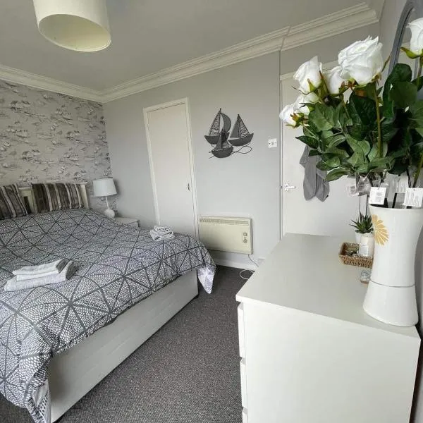 Villa - Sleeps 6 - Pets Ok - Pool - Parking，位于洛斯托夫特的酒店