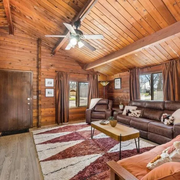 Cozy Copper Cabin Lodge，位于苏福尔斯的酒店