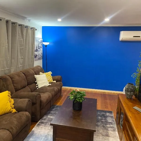 Cottage with ample outdoor area，位于Narre Warren North的酒店