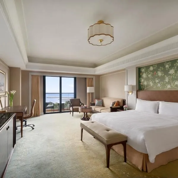海口国宾馆（即将开幕成为海口费尔蒙酒店），位于海口的酒店