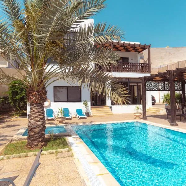 Little Venice Chalet- Private Villa- Dead Sea Jordan，位于Shūnat Nimrīn的酒店