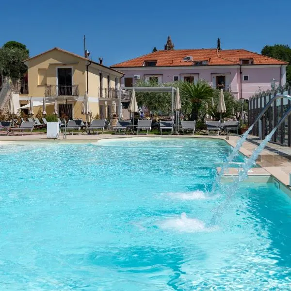 Residence Villa il Casale - appartamenti wellness e piscina riscaldata，位于Tovo San Giacomo的酒店