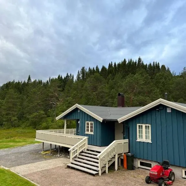 Frittliggende hytte i flott turterreng，位于Røvik的酒店