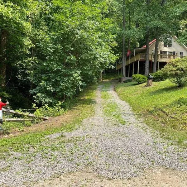 Dogwood Mountain House，位于芒特艾里的酒店