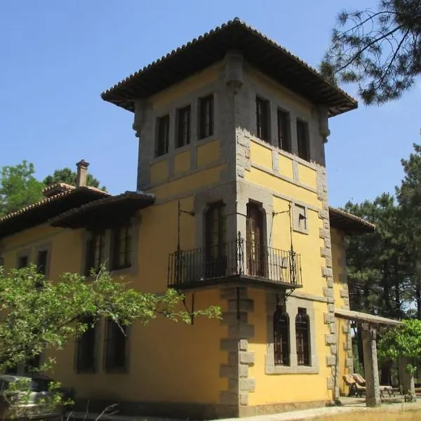 QUINTA ARENlLLAS Palacete en una finca privada de 7 hectáreas de pinar，位于Navalperal de Pinares的酒店