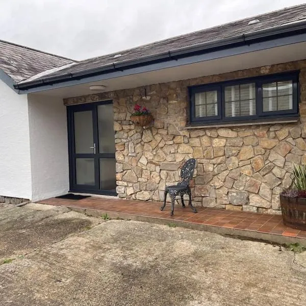 Spacious 1 bed bungalow located on a Gower Sheep Farm，位于Horton的酒店