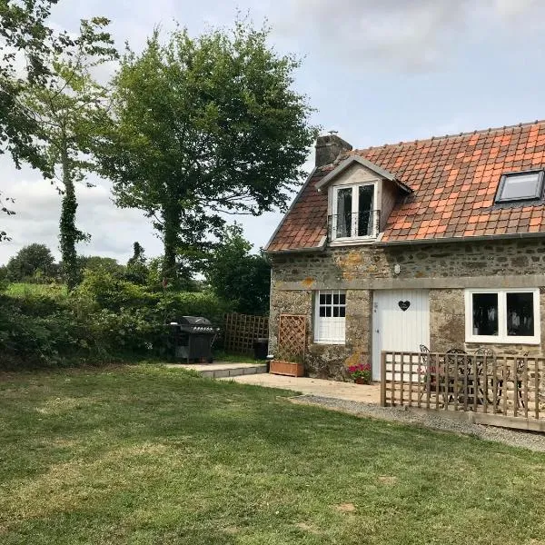 Ferme de Noyes Cottage，位于Saint-Martin-de-Chaulieu的酒店