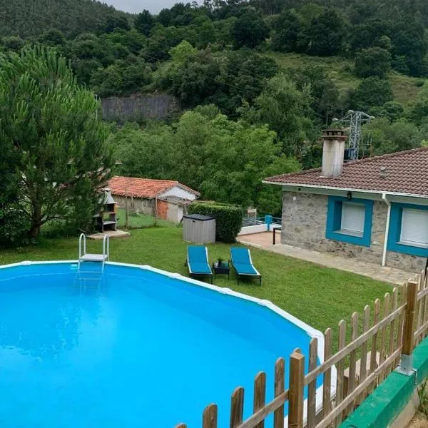 LA CASA AZUL, en plena naturaleza con Piscina, jardín, barbacoa, saltador y acceso al río Asón，位于Ogarrio的酒店