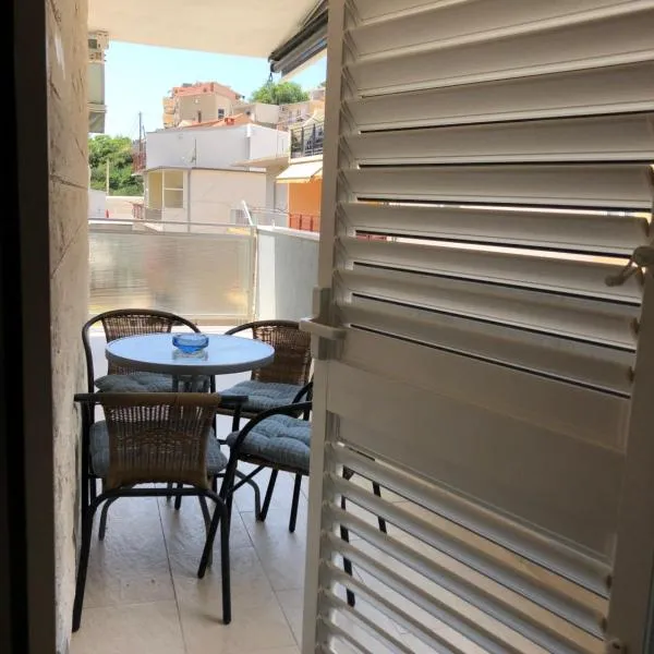 Omis - private Ensuite room with balcony - hotel style，位于奥米什的酒店