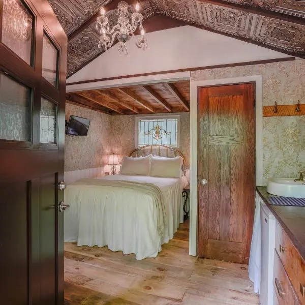 Vintage Wild West Tiny Hotel in the Woods!，位于Pine City的酒店