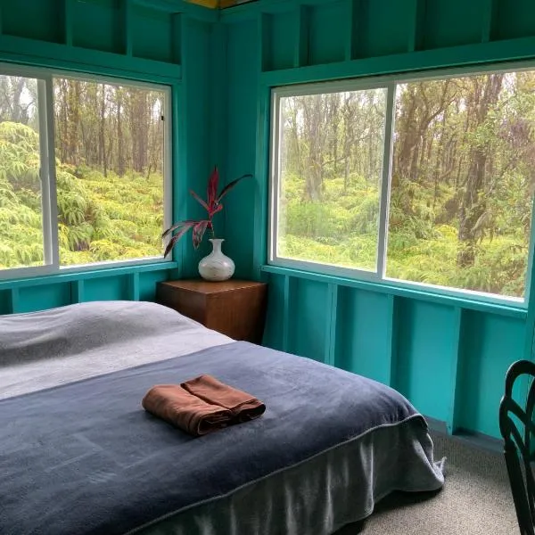 Simple Rustic studio deluxe bed in tropical fruits garden，位于Fern Acres的酒店