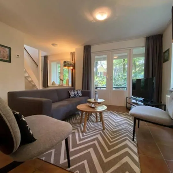 Adorable two bedroom bungalow C7 next to hotel.，位于哈尔德伦的酒店