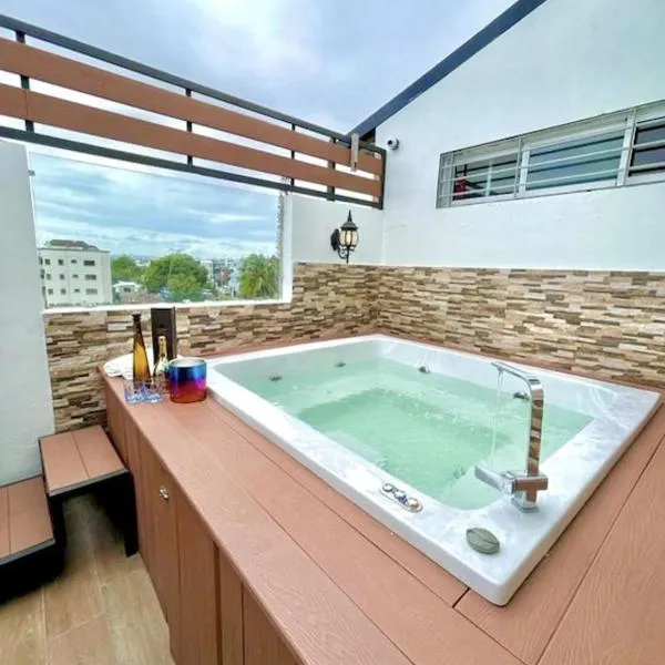 Luxury 5 Beds Penthouse - Private Jacuzzi & Karaoke Bar & Free Parking，位于圣地亚哥洛斯卡巴的酒店