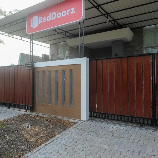 RedDoorz near Kawasan Bandara Ahmad Yani Semarang 2，位于Kalibanteng-kidul的酒店