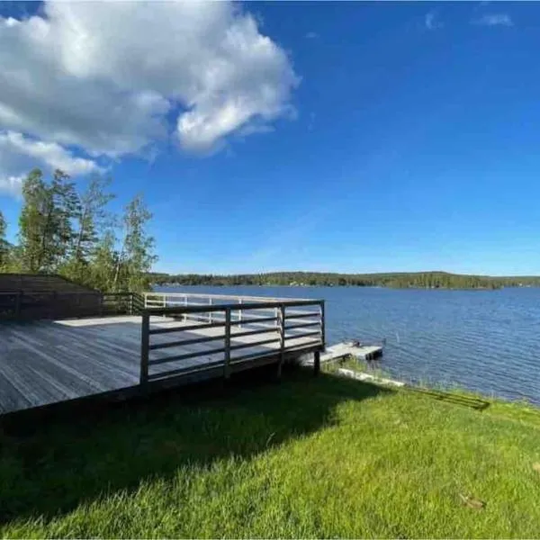3 bedroom lakehouse with private bridge and garden，位于Jättendal的酒店