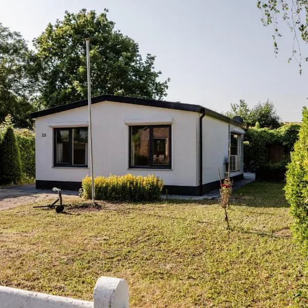 Familie bungalow op vakantiepark bij zee，位于Baarland的酒店