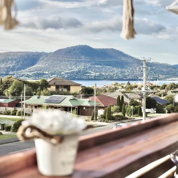 Modern holiday home in Hobart - Stunning Mountain & Water views，位于Austins Ferry的酒店