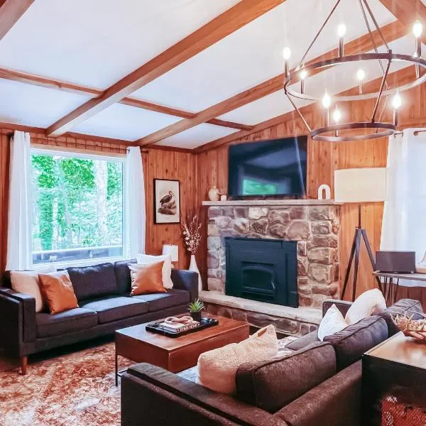 Stylish and Cozy Cabin, Walking Distance to Big Bass Lake，位于Gouldsboro的酒店