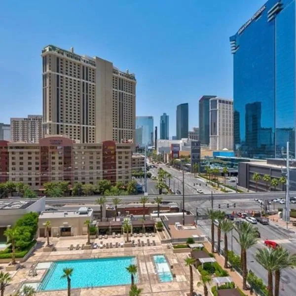 Stunning Balcony Strip View MGM Signature * Free Valet，位于拉斯维加斯的酒店