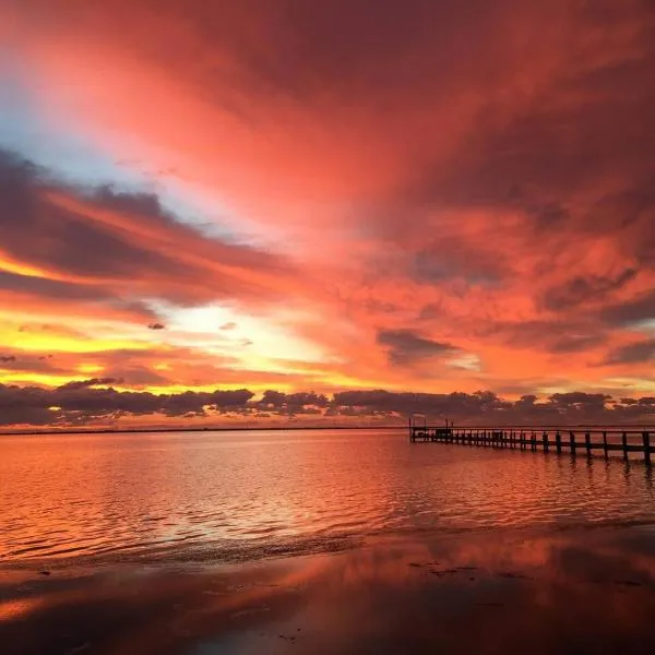 Waterfront Laguna Madre Bayhouse - Fishing, Birding & Family Retreat，位于Flour Bluff的酒店