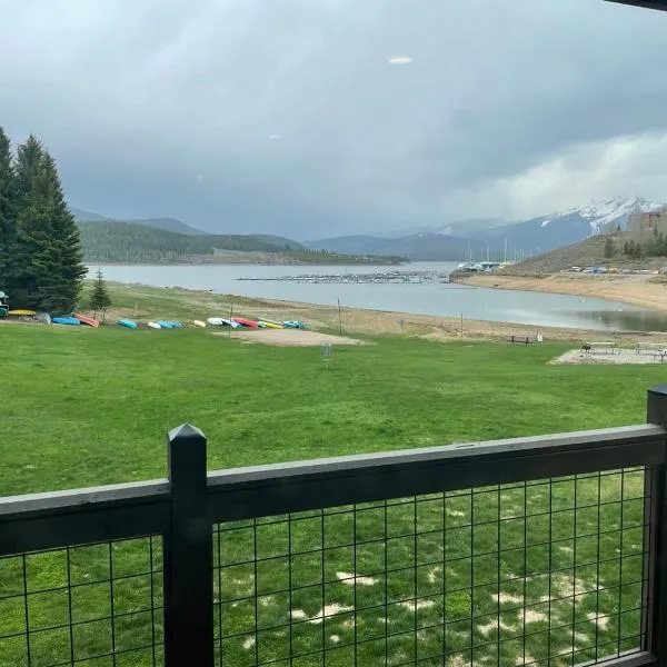 Lakefront Luxury Condo with Stunning Views!!，位于狄龙的酒店