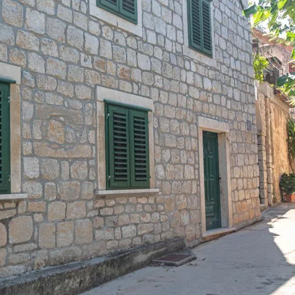 Apartments and rooms with WiFi Lastovo - 13678，位于拉斯托伏的酒店