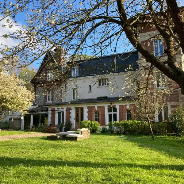 BEAU STUDIO DANS VILLA DE CHARME，位于Saint-Laurent-de-Brévedent的酒店