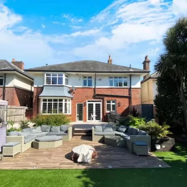 Four Bedroom Family Abode with Hot Tub, Garden and BBQ，位于伯恩茅斯的酒店