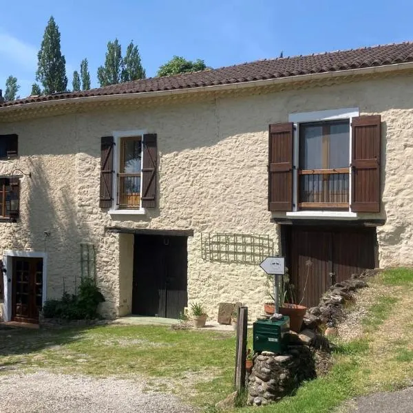 Les Deux Chevaux Chambres d’Hôtes，位于Saint-Ferriol的酒店