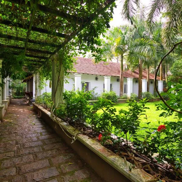 Softouch Ayurveda Village Kerala，位于Kizhake Chālakudi的酒店