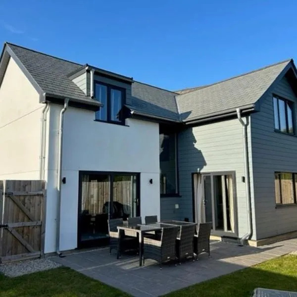 No 1 The Paddock - Spacious holiday home with a hot tub，位于布德的酒店