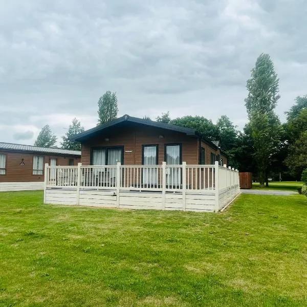 Lakeside View Lodge with Hot Tub，位于Barmby on the Moor的酒店