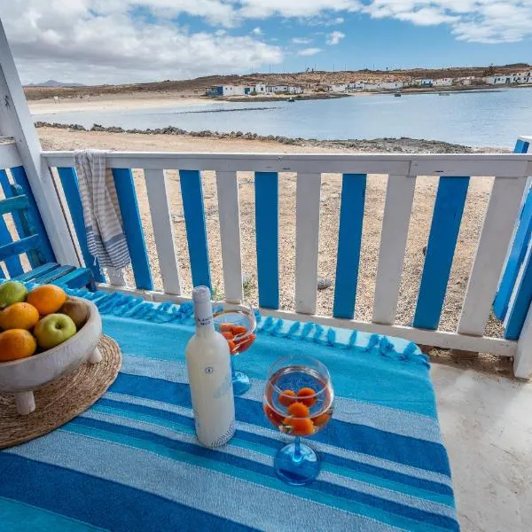 Cabin in front of idyllic majanicho beach，位于Majanicho的酒店