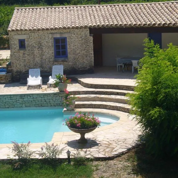 Goult (LUBERON) A 150 m de la piste cyclable Maison en campagne avec Gde piscine，位于古尔的酒店